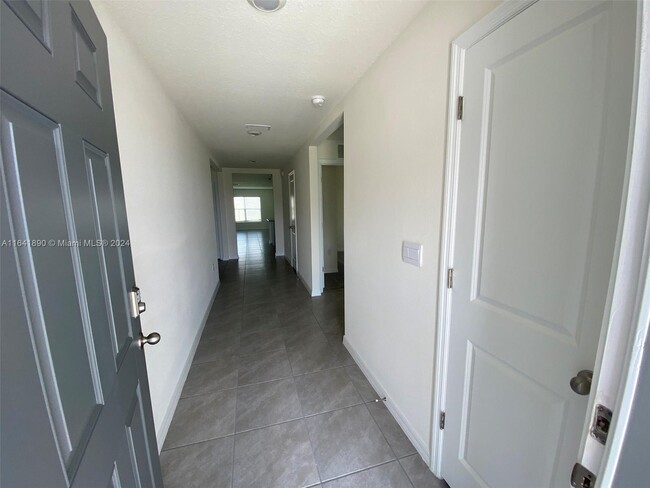 Building Photo - 4961 SW 88th Pl