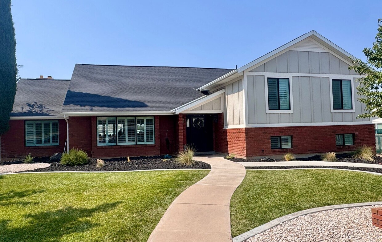 Primary Photo - Stunning 7-Bedroom Home with Pool, EV-Read...