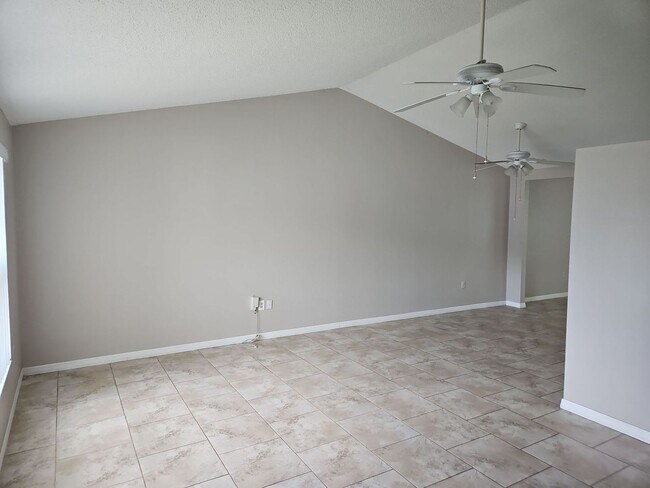 Building Photo - Spacious 2 Bedroom, 2 Bath, 2 car garage H...