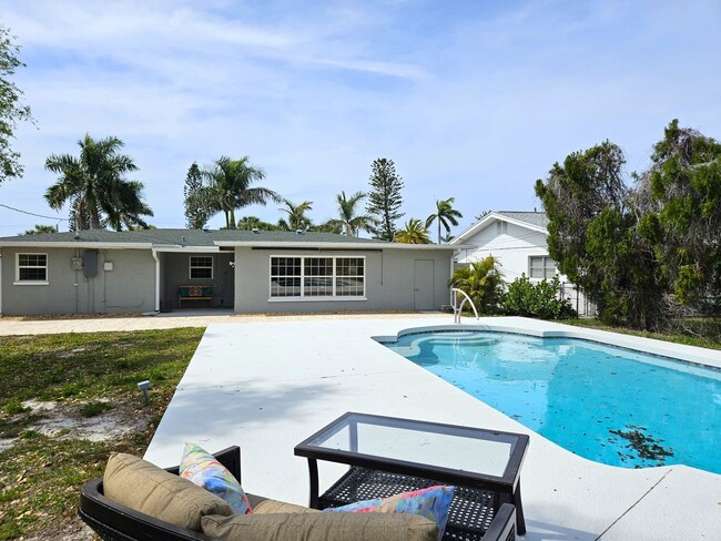 Foto del edificio - Annual Unfurnished Pool Home on the Island...