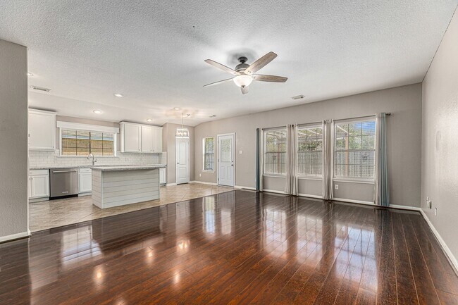 Foto del edificio - 520 Cedar Branch Dr