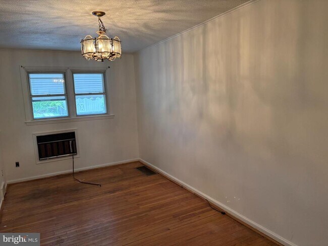 Building Photo - 1053 Taylor Dr