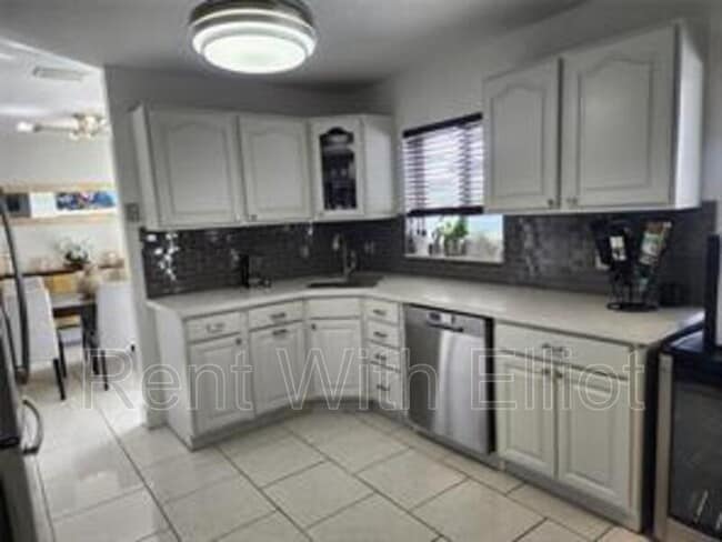 Foto del edificio - 9700 SW 16th Ct
