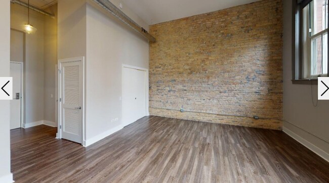 Building Photo - 4525 N Kenmore Ave