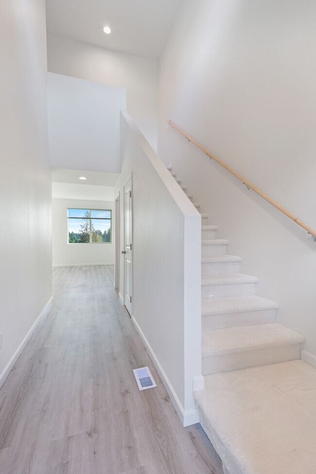 Building Photo - Like-New Tumwater Hill Home with A/C - 3 beds, 2.5 baths