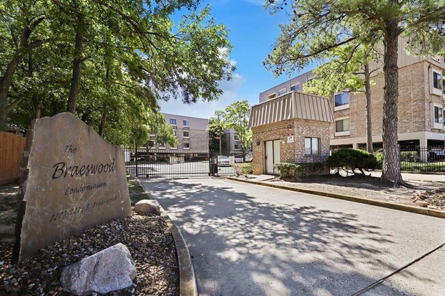 Building Photo - 2209 S Braeswood Blvd