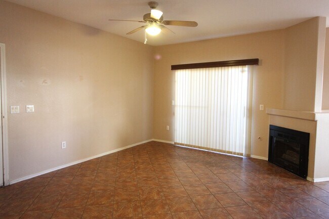 Foto del edificio - 2 Bedroom Condo Adjacent to Summerlin