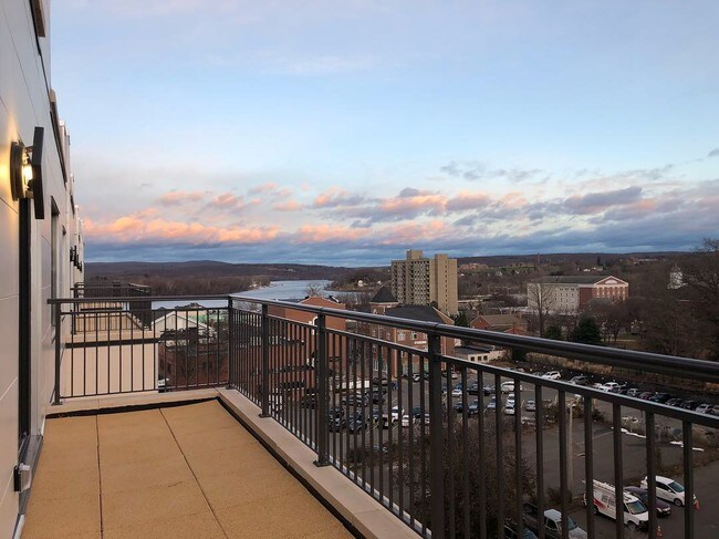 Vista al río desde el balcón del apartamento - Midd-Town Apartments