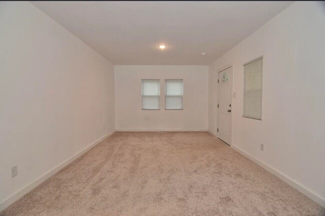 Building Photo - Thoughtfully Renovated Home in a Prime Location