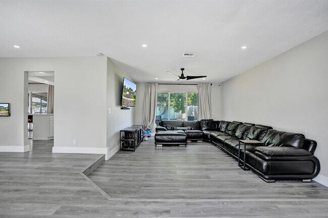 Foto del edificio - 6411 SW 6th St