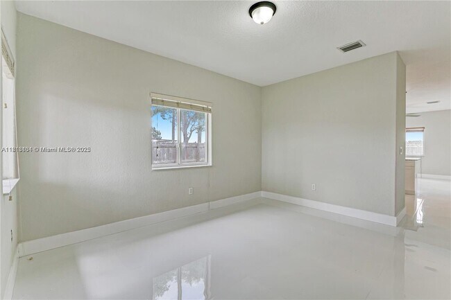 Foto del edificio - 709 SE 14th Pl