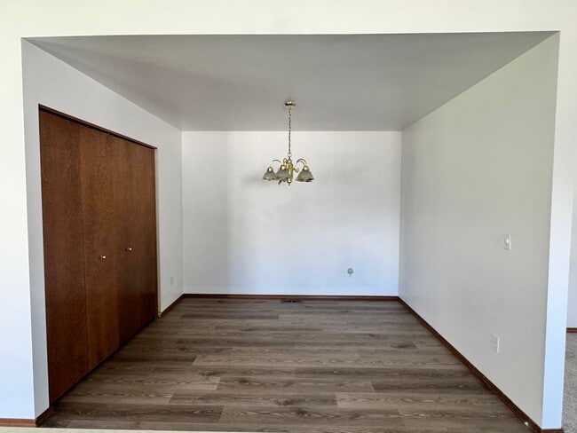 Building Photo - Occupied, do not disturb tenants, Terraced Estates 3br, 2ba, Dbl garage, Central air