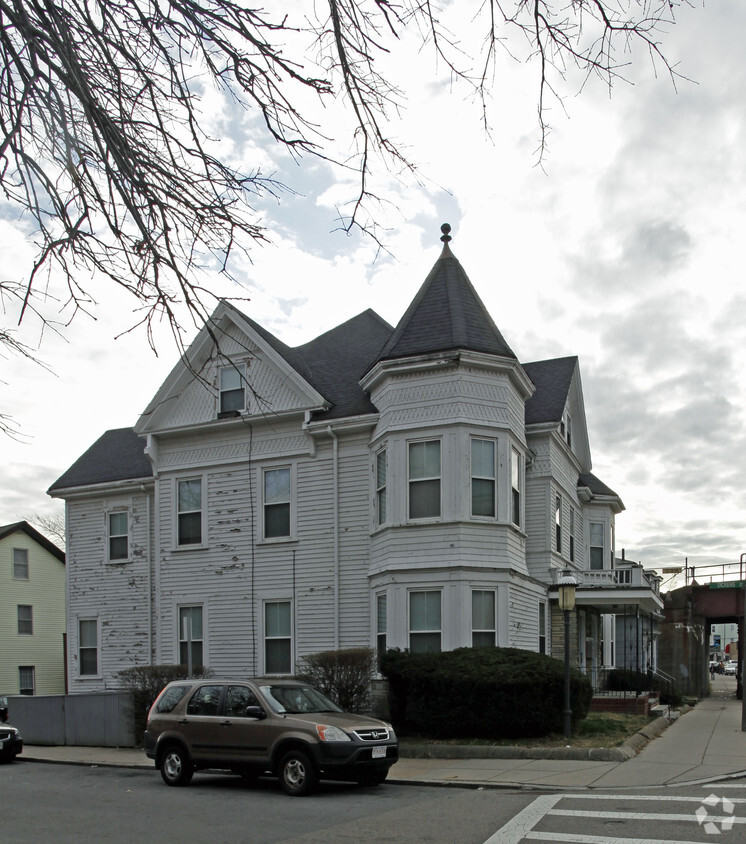 Building Photo - 252 Adams St