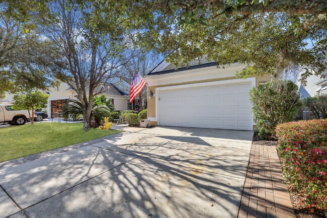 Foto del edificio - Charming 2-Bedroom, Plus Den Home with 2 F...