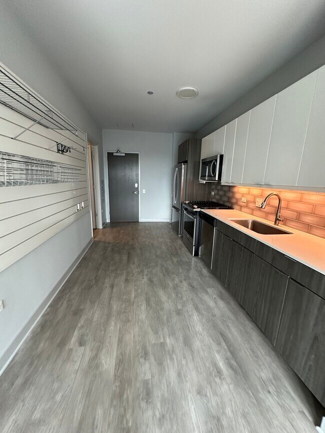 Building Photo - 1025 W Addison St