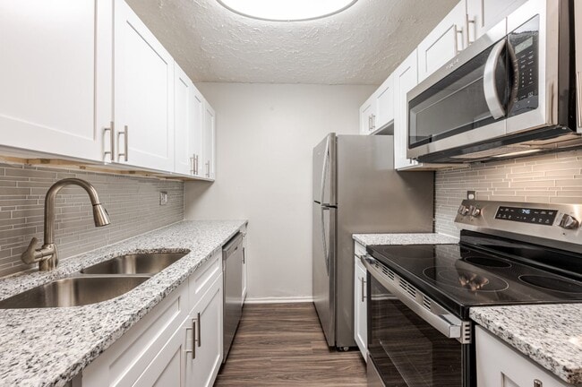 Building Photo - Lakeshore Drive Apartment Homes