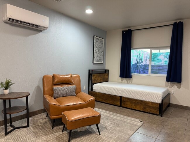 Building Photo - 938 E Amelia Ave