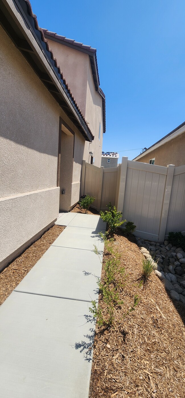 Building Photo - 438 Hollyhock St