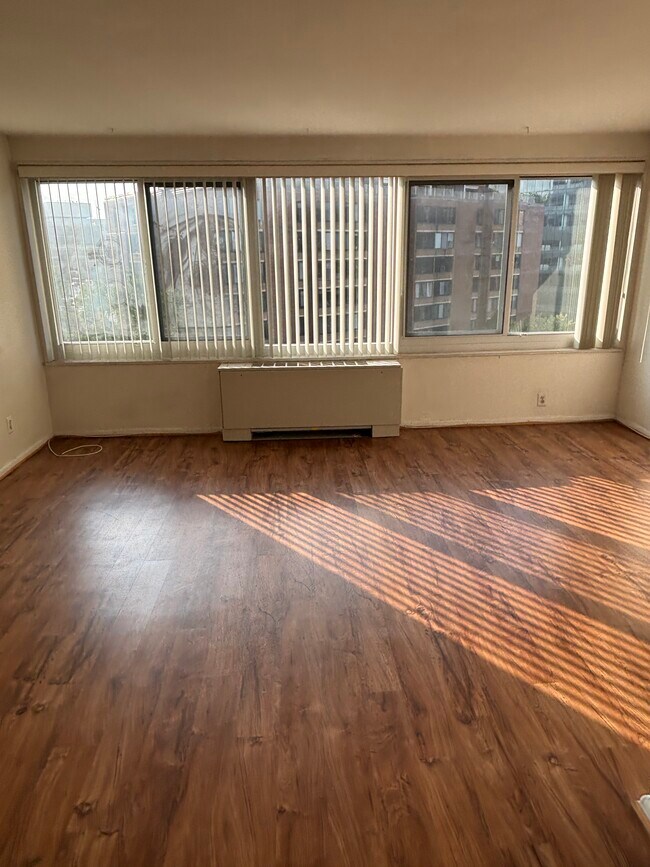 Gran sala principal con vista a New Hampshire Ave. - 1330 New Hampshire Ave NW