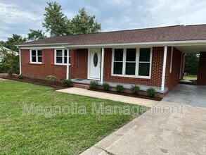 Building Photo - 704 Cardinal Dr