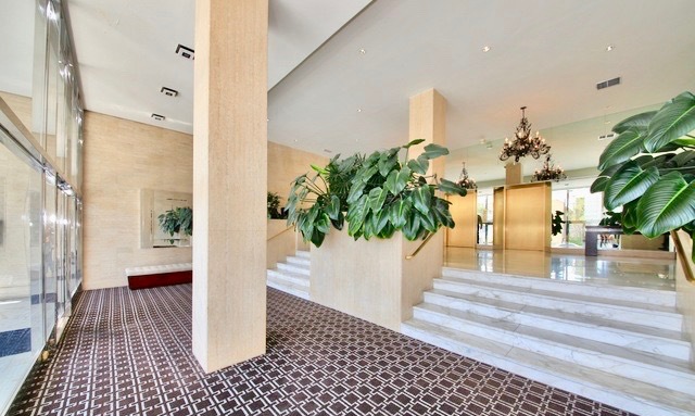 Lobby - 999 N Doheny Dr