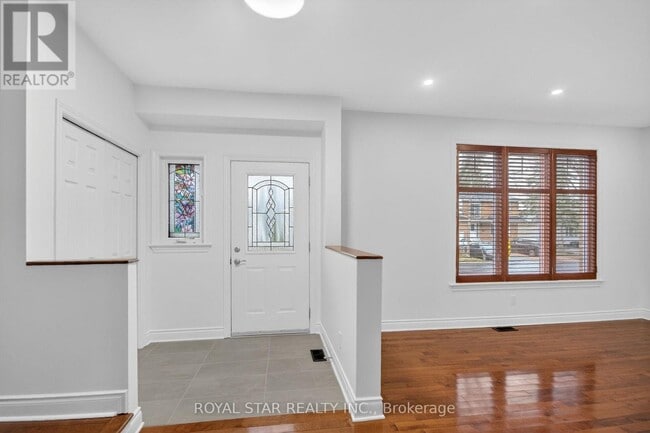 Photo du bâtiment - 1448 Queensdale Ave