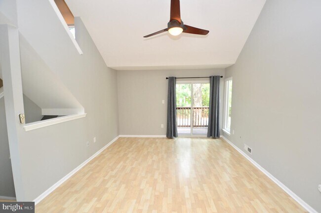 Foto del edificio - 340 Woodlake Dr