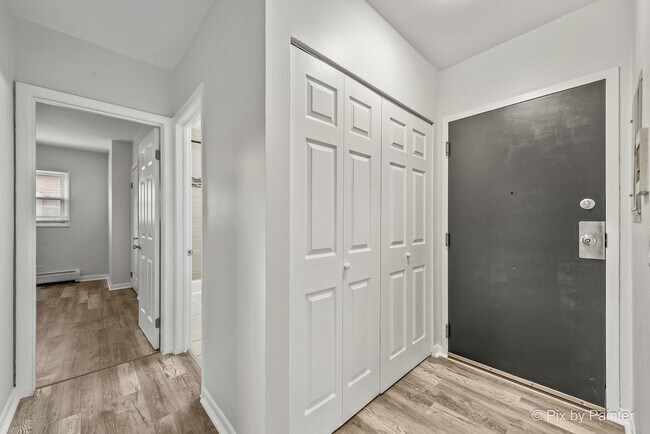 Building Photo - 7319 N Rogers Ave