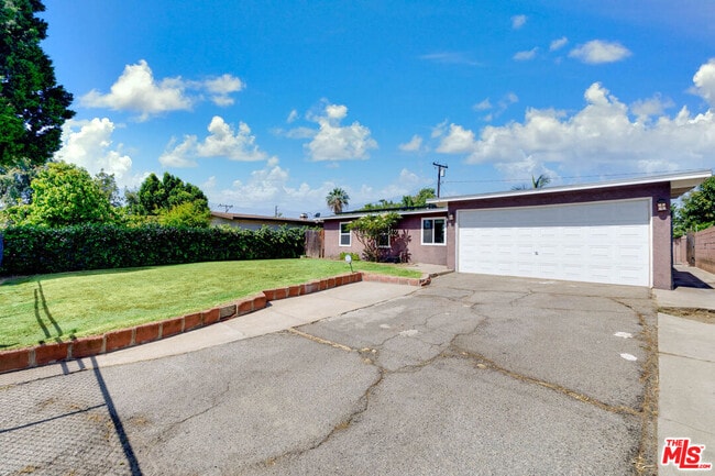 Building Photo - 5633 Cedarglen Dr