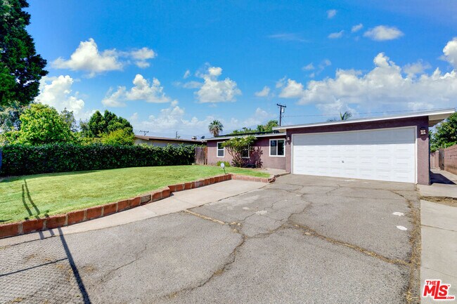 Foto del edificio - 5633 Cedarglen Dr