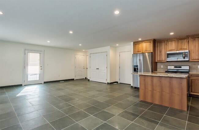 Building Photo - 400 Carney St