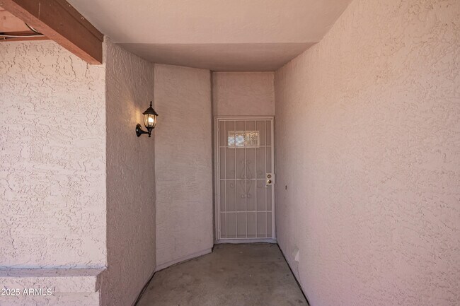Building Photo - 3002 W Mohawk Ln
