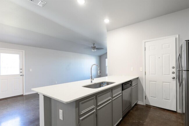 Foto del edificio - 208 Lowes Blvd