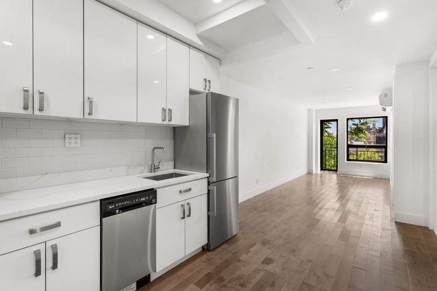 Building Photo - 2113 5th Ave