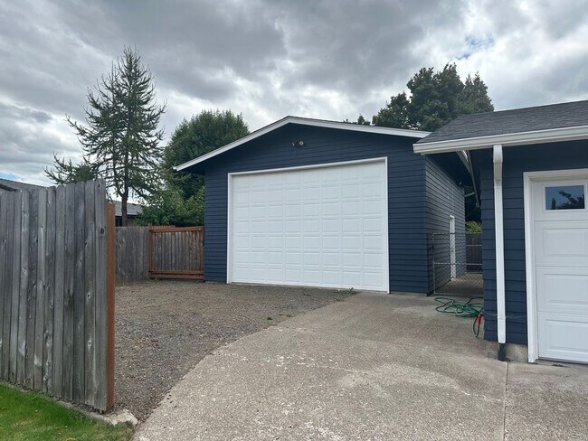 Building Photo - Updated home in desired Springfield area!