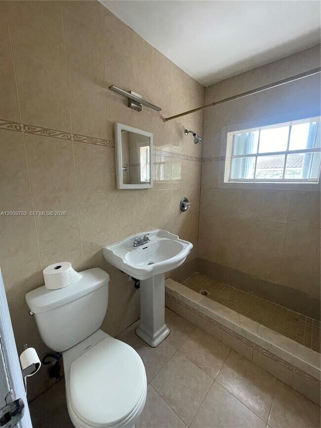 Foto del edificio - 1435 NE 173rd St