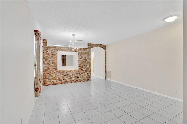 Building Photo - 4045 Banyan Trails Dr