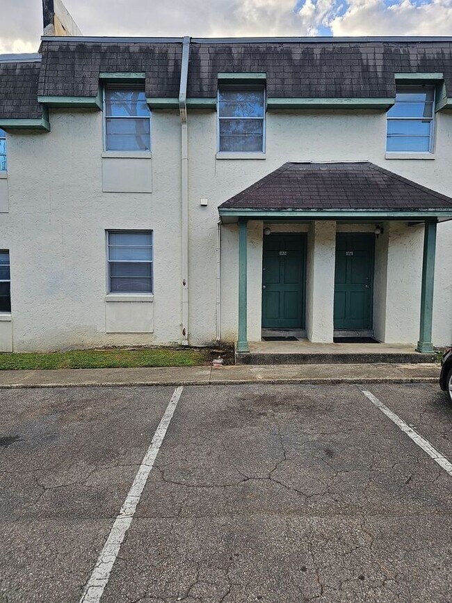 Building Photo - 2bedrooms 1.5 Baths Available In Palms Wes...