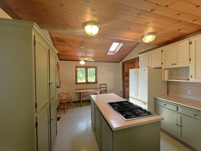 Building Photo - Home the Atascadero Hills! Tree House Retr...
