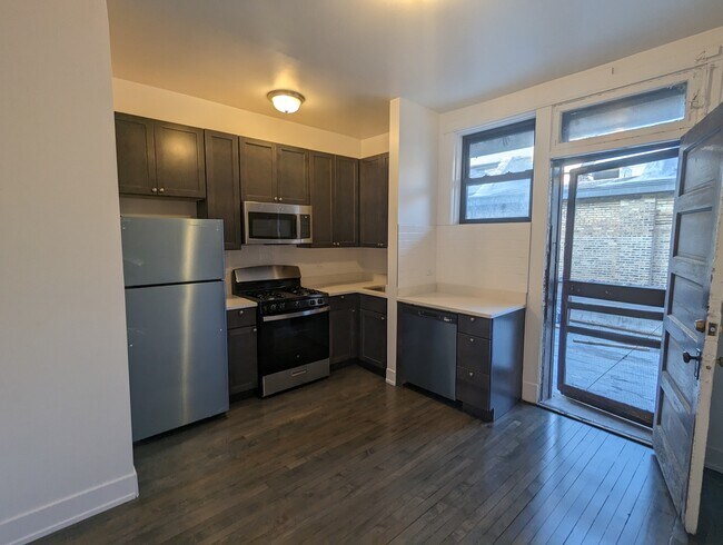 Foto del edificio - 2642 N Milwaukee Ave