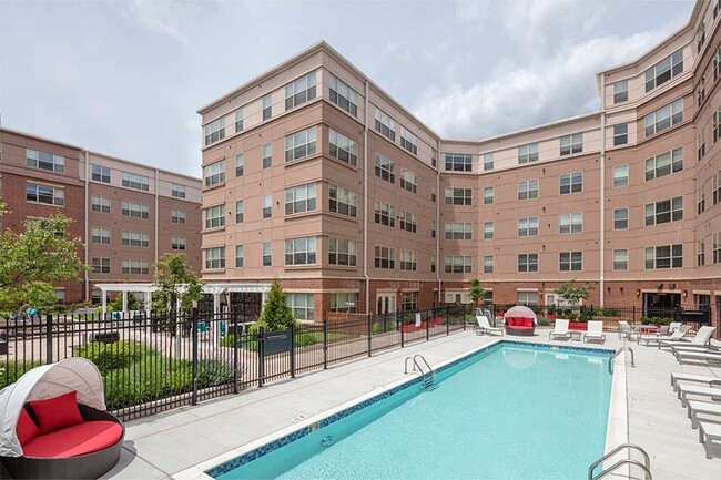 Sumérgete en la vida en apartamento en Malden Center - Malden Square Apartments