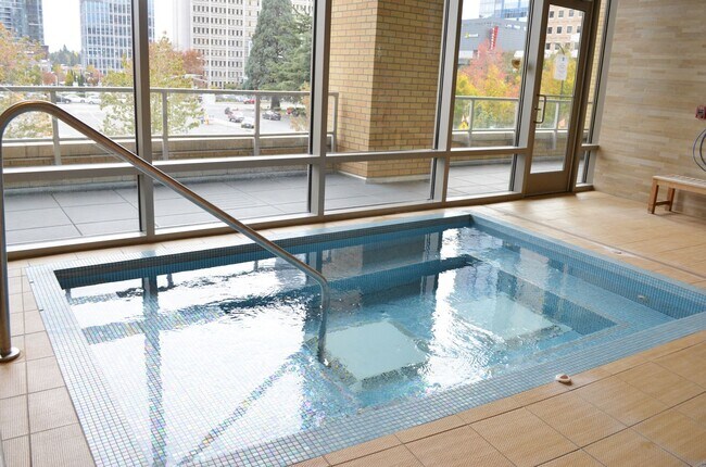 Foto del edificio - Bellevue Condo with Timeless Charm