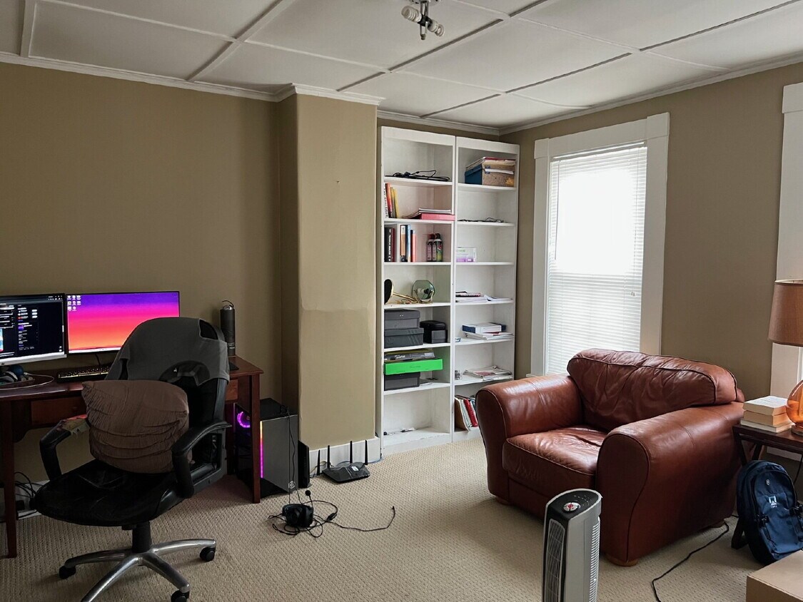 Foto del edificio - Half duplex with 3 bedrooms, one full bathroom