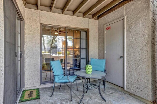 Foto del edificio - 8020 E Thomas Rd