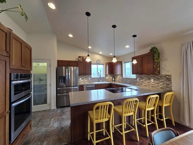 Building Photo - 3950 NE Vista del Rey Dr