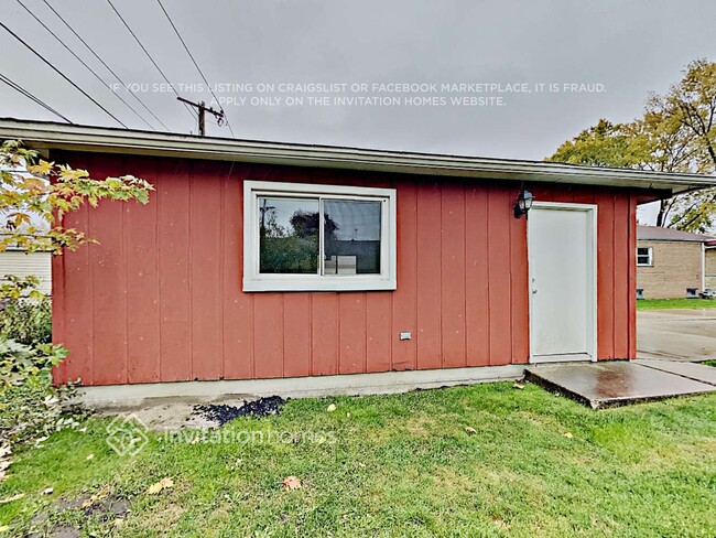 Building Photo - 10111 S 53rd Ave