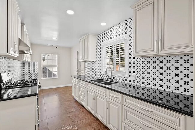 Building Photo - 1302 S Ross St