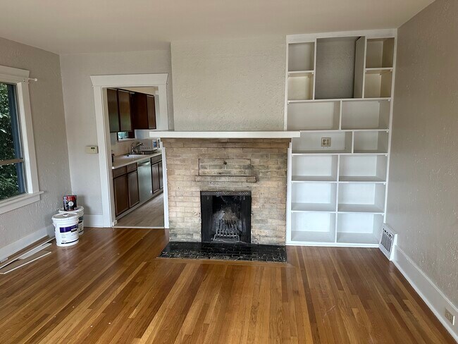 Estanterías empotradas y hogar en la sala de estar (chimenea NO funcional). - 4038 Greenwood Avenue North