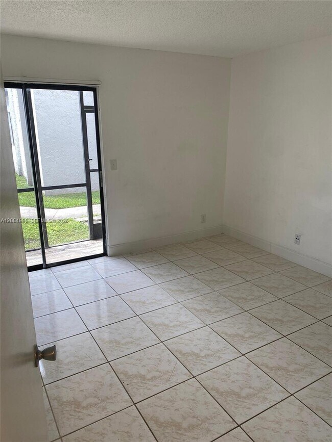 Building Photo - 3016 Coral Ridge Dr