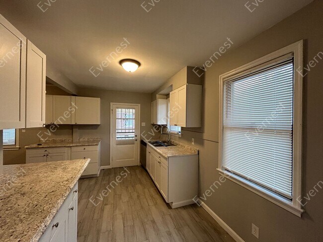 Building Photo - Apply Now & Get $500 credit! 3 Bed & 1 Bat...